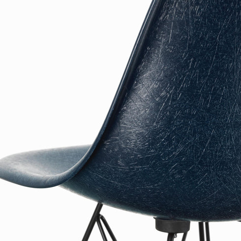 Cadeira Eames DSR em Fibra de Vidro / Base Preta